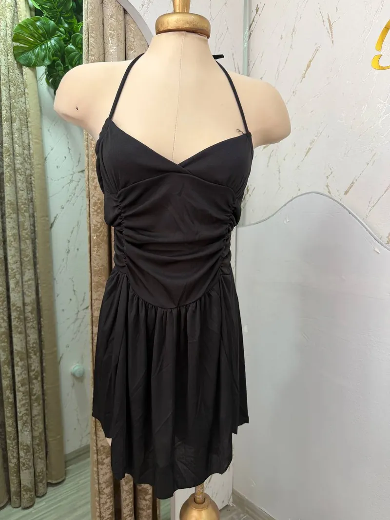 Vestido negro halter, en maniquí