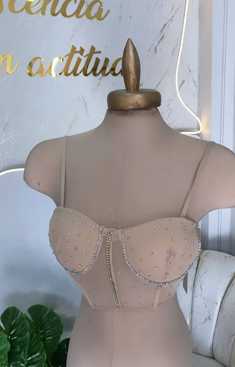 Corsé nude con pedrería, en maniquí