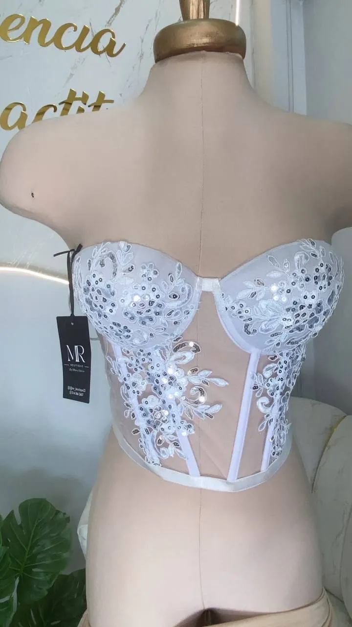 Corsé blanco con encaje, en maniquí