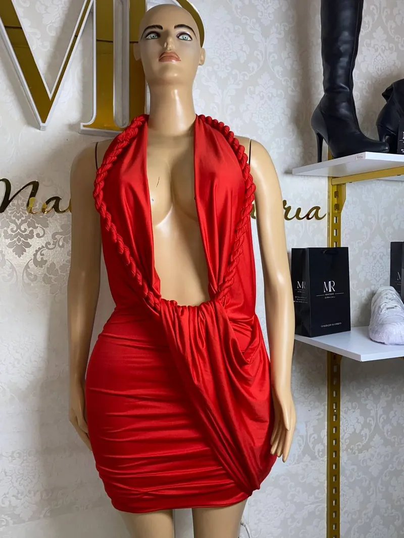 Vestido rojo drapeado, en maniquí