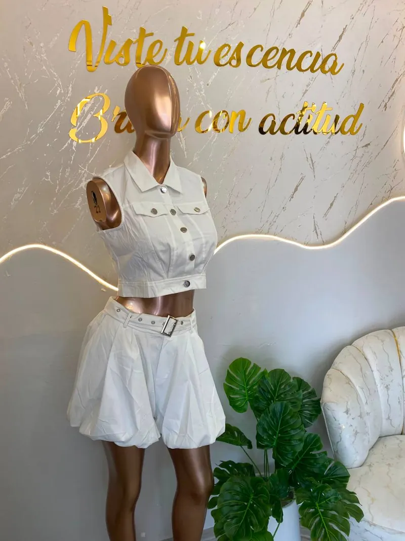 Conjunto de globo blanco, en maniquí