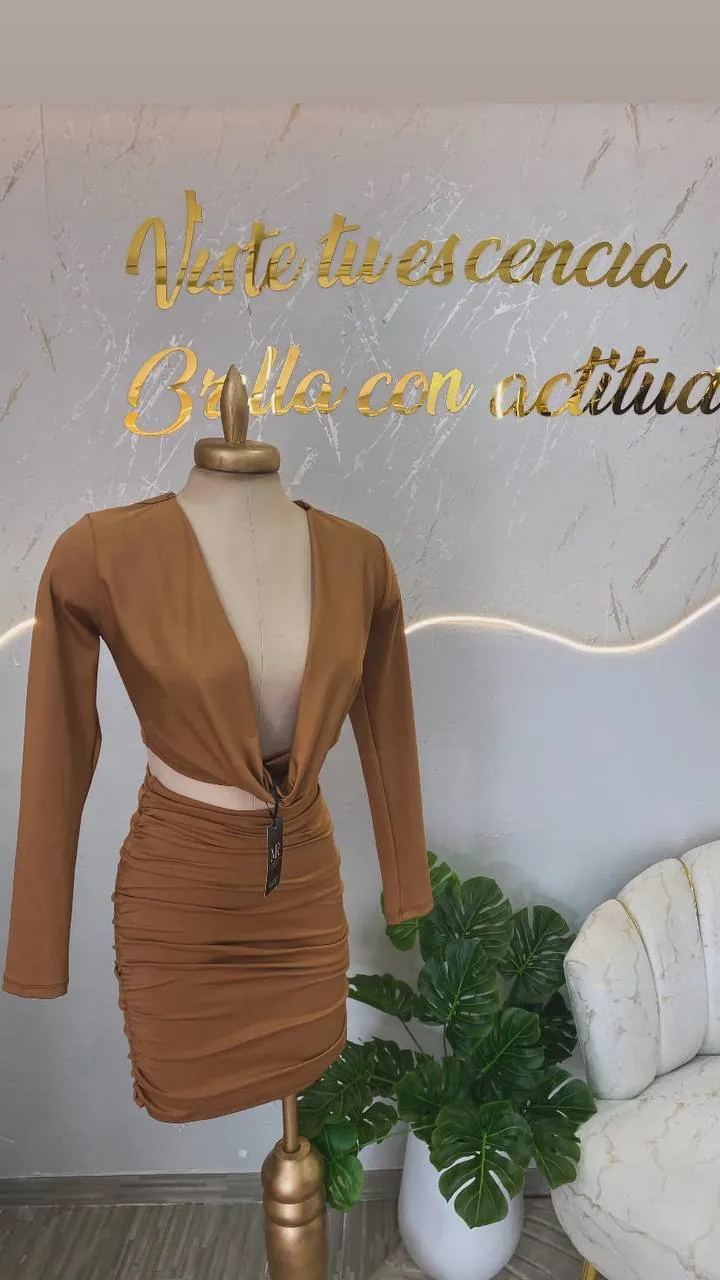 Conjunto café, en maniquí